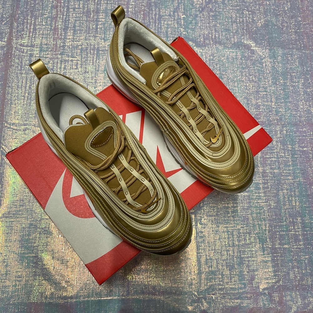 ⭐️⭐️⭐️WOMENS LIKE NEW AIRMAX 97 METALLIC⭐️⭐️⭐️